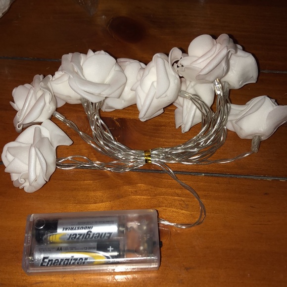 Lighted white artificial roses (2 strands) - Picture 3 of 4
